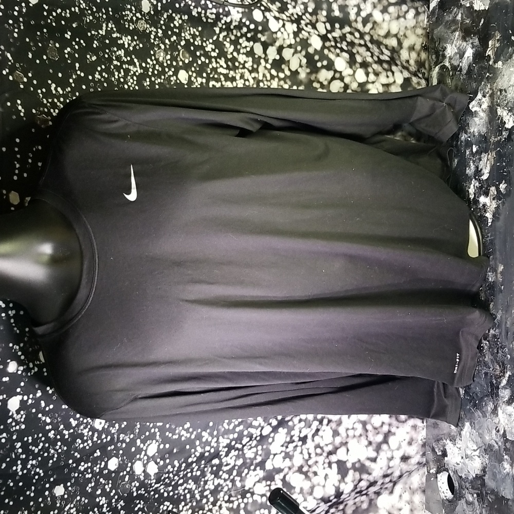 The nike tee xl long sleeve